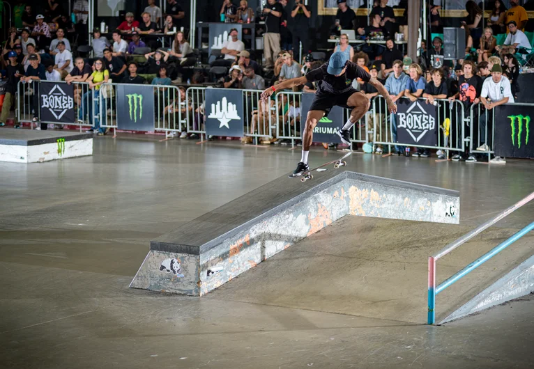 Lucas Alves has got The Motivation X3 to nail these Tre Flip Noseslides.

<!--damnamla22finals-->