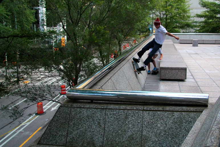 <!--daatlrt-->

Alejandro Gapping out to FS Wallride, with a death drop on the opposite side.