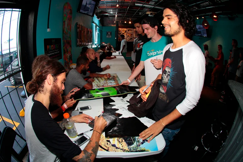 <!--zero-demo20-->

Lots of happy faces getting their memorabilia signed.