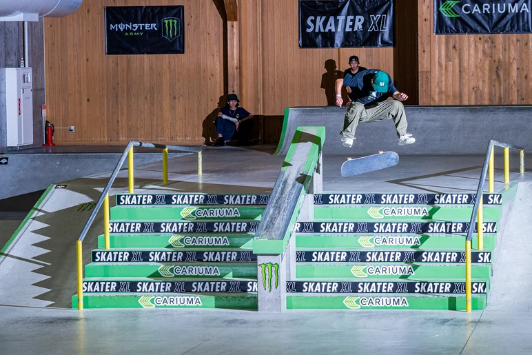 Hozumi heads down the set with a frontside flip


<!--damnamjapan2023mensfinals-->