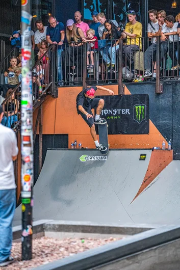 Santino attacking the back quarter with a noseblunt this time around.

<!--damnamnetherlandsday3-->