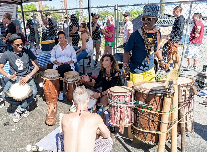 <!--pro18-sat-->

Nothing better for settin’ the vibes than showin’ up to a groovy drum circle.


