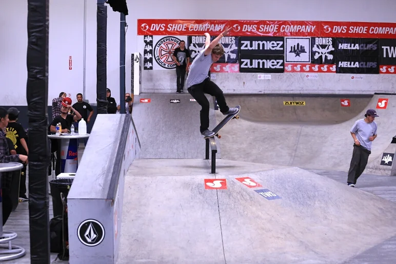 <!-- damnamvolcom14day2 -->

Yoshi Tanenbaum - Noseblunt