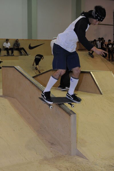 Damn Am Shanghai: Zhang Ziyang - boardslide