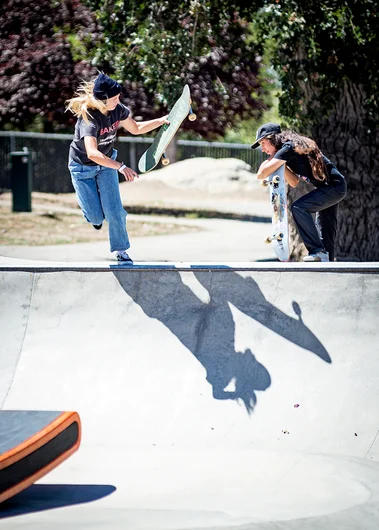 <!--daww19finals-->

Hannah Tallman does her wacky Footplant Handspin thing while Rosa takes note.
