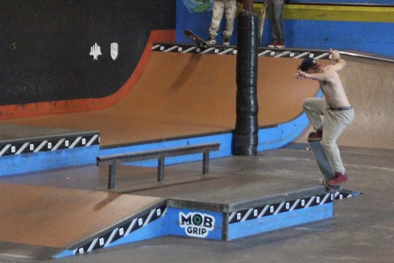 <!--ffombj-->

Gabriel Jr. warms up with a super casual Switch front Blunt.
