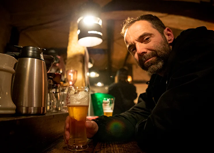 <!--daja19-chill-->

Ahh Uh Bloody Pint down at me Pub with a Good Bloke!
