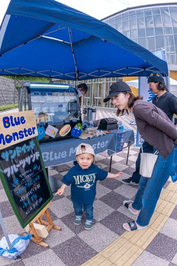 Nothing like scaring children by pointing a camera in their face. Sorry kid!

<!--damnamjapan2023womensqualifiers-->