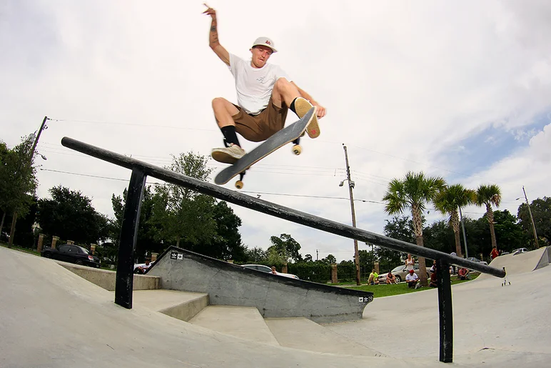 <!--gsd17-->

Tim Geiger - Kickflip Front Boardslide