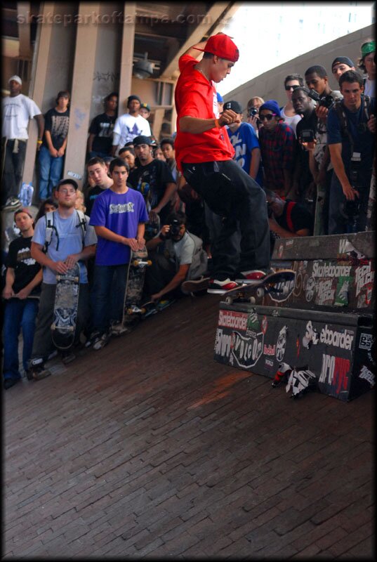 Luis Tolentino - frontside 180 fakie 5-0