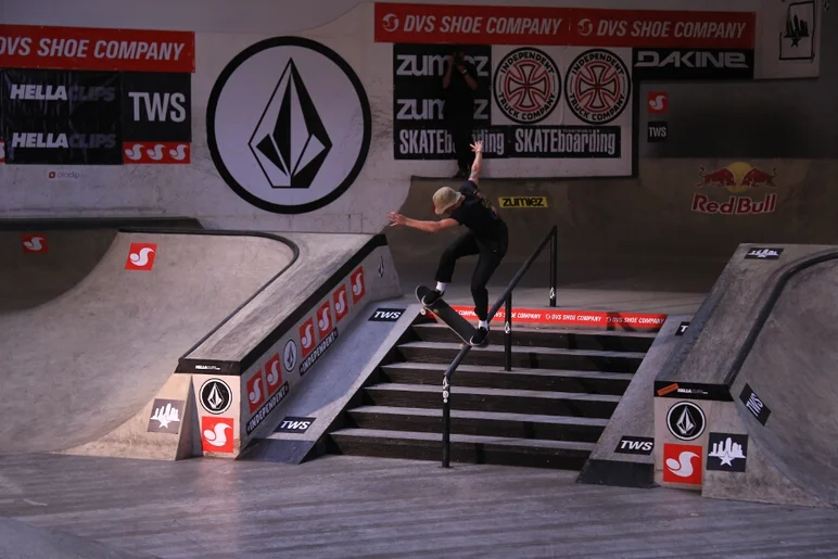 <!-- damnamvolcom14day3 -->

Axel Cruysbergs - Noseblunt