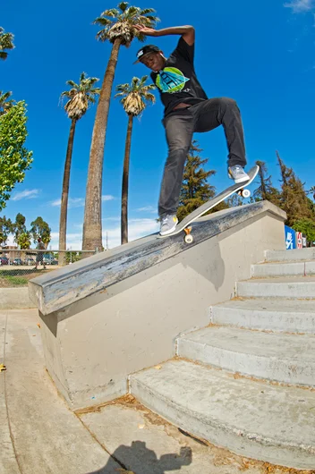 <!--dala15-->

Zion Wright coasts, guides, and locks a 180 Switch Crook from the 

same side.