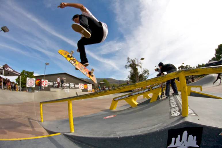 <!--dawwsun-->

C1RCA team rider Caio Notaro - 360 flip noseblunt.