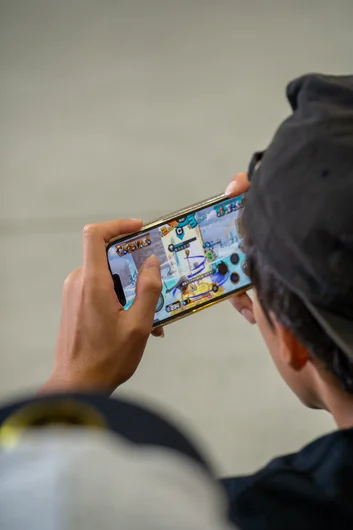 Saw this kid playing video games on the sidelines. Get your priorities straight son!


<!--damnamjapan2022finals-->