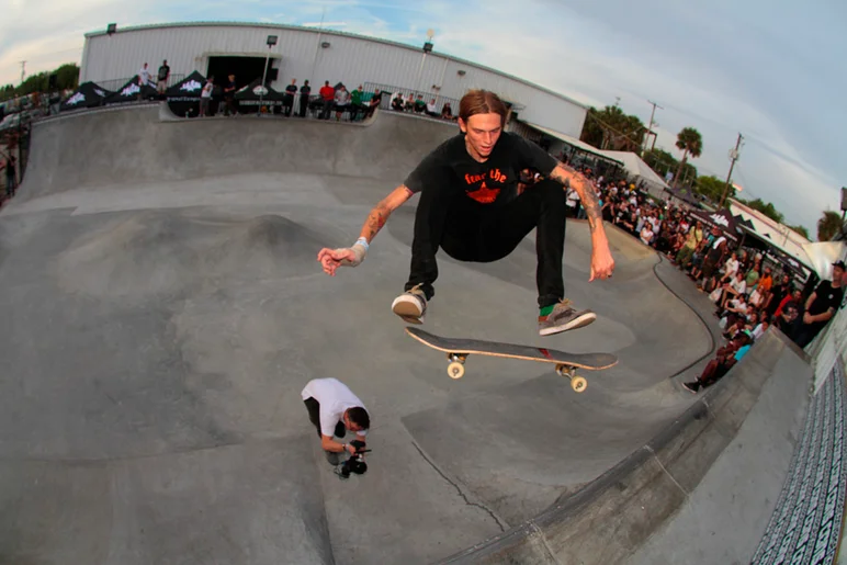 <!--pro15semis-->

Chris Gregson - Kickflip the key hole.