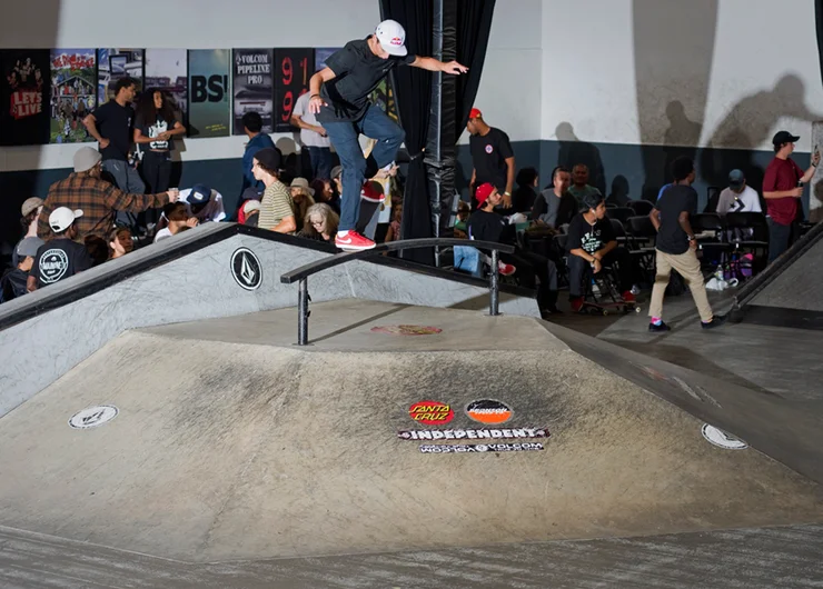 <!--dacm16-quals-->

Alex Midler claims pinch with a Front Crook over the rainbow.
