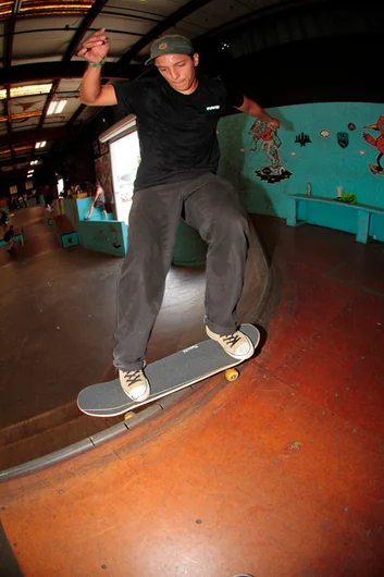 <!--sr16-->

Carlos Mendoza - Smith Grind through the corner.