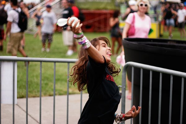 Warped Tour 2010: Alejandro Burnell wetting down