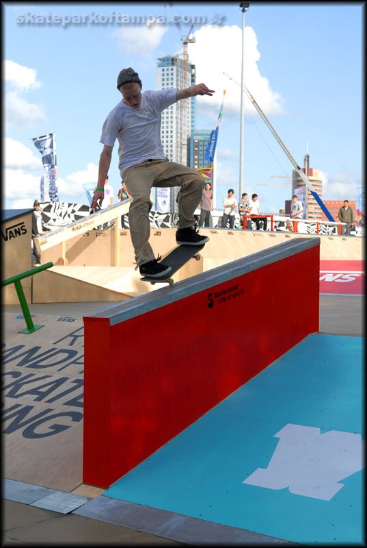 Niels van der Zeeuw - frontside nosegrind