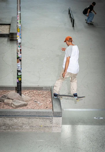 Thiago Monteiro gets the qualifiers started with a Switch Tailslide on the mini-baby Hubba.

<!--damnambreda22qualifiersphotos-->