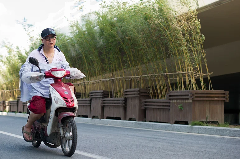 <!-- damnamchina2013 -->

It's scooter city here. 