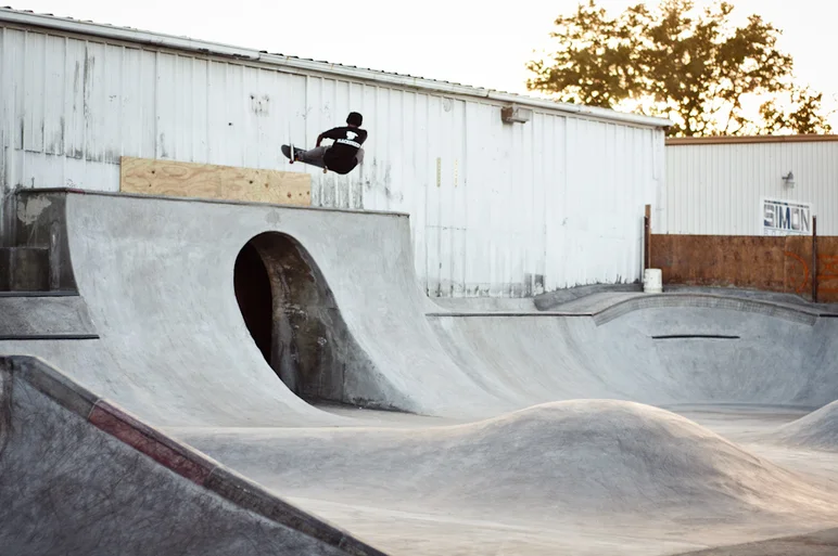 <!--ta14w-->

Malik Jordan helps break in the keyhole with some kind of fancy frontside grab.