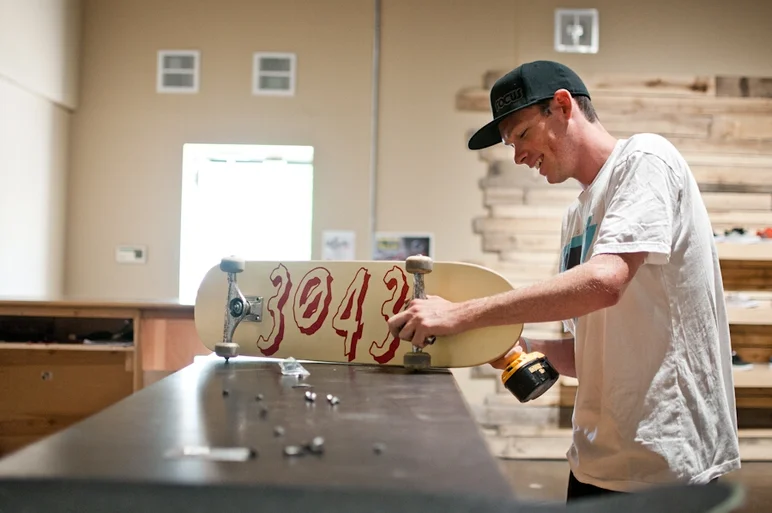 <!-- damnamfamilia14friday -->

Zander Gabriel sets up a freshie in the Familia HQ shop.