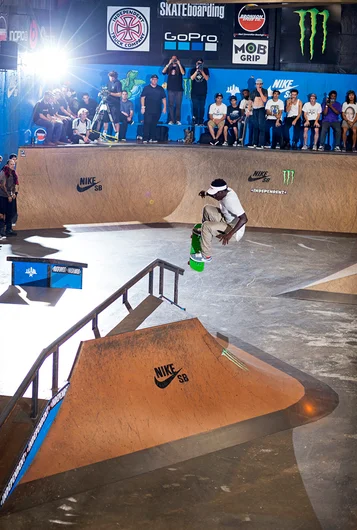 <!--am16sun-->

Zion ally-oops on his green screen board.