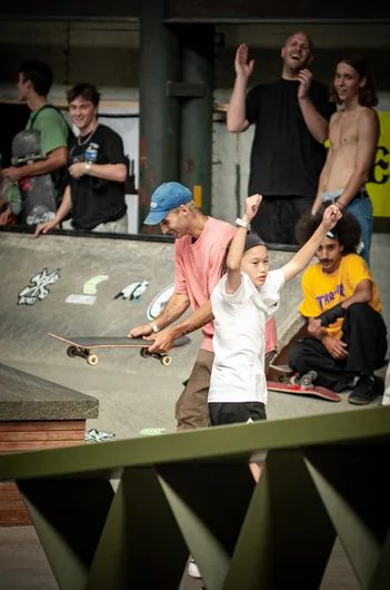 Kid can put on a performance!

<!--damnambreda22finalsphotos-->