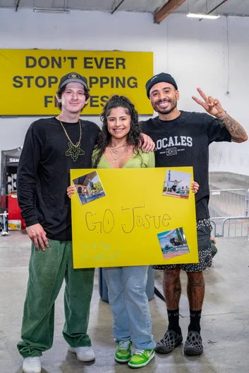 Josue Lozano's sister came out to support and Manny was super stoked to see her sign.

<!--damnamla2023qualifiers-->