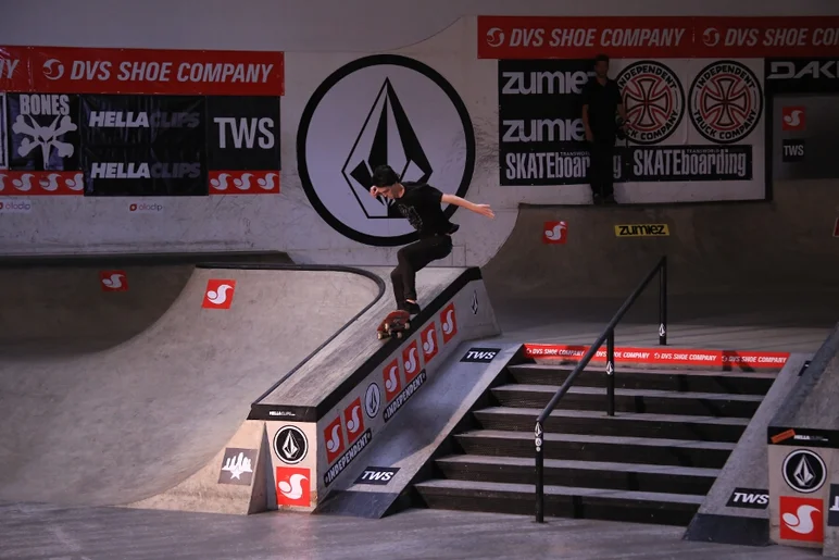 <!-- damnamvolcom14day3 -->

Dalton Dern - Back 180 Nosegrind