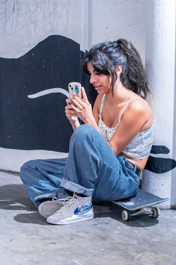 Our new friend Summer filming some clips for IG

<!--damnamla2023qualifiers-->