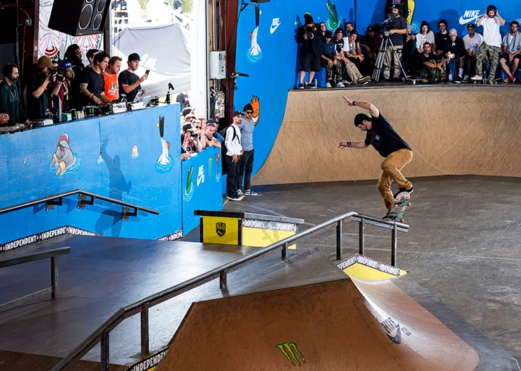 <!--pro17-finals-->

Cobra also back in the Finals with a Fakie Switch OverCrook .. Damn!