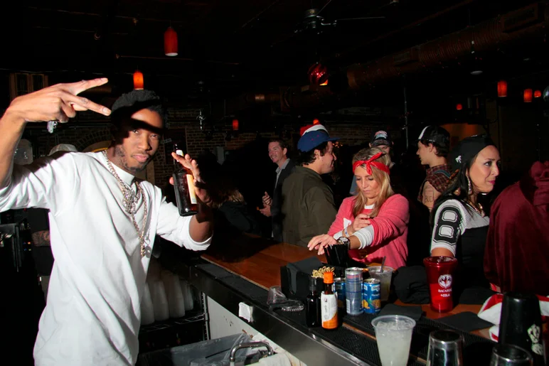 <!--brokexmas15-->

Inside, Ronnie is mixing up your drinks.