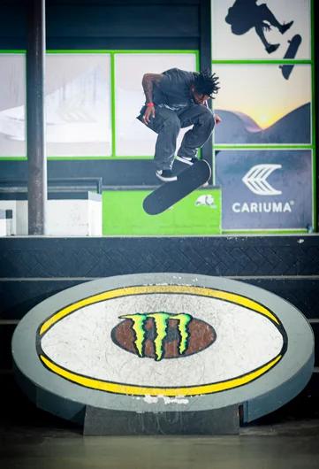 Ahhh Bullseye! Kwesi Un Holloway hits it with a Tre Flip.

<!--damnamla22finals-->