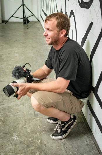 Filmer Frank, just waiting for his set.

<!--damnamla22qualifiers-->
