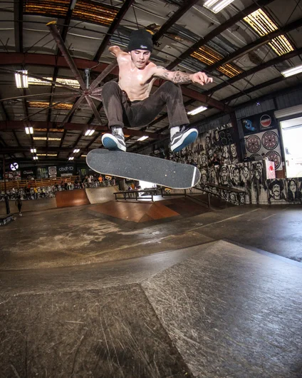 <!--btsb19-->

Sly Sullivan : Fakie Flip the Hip
