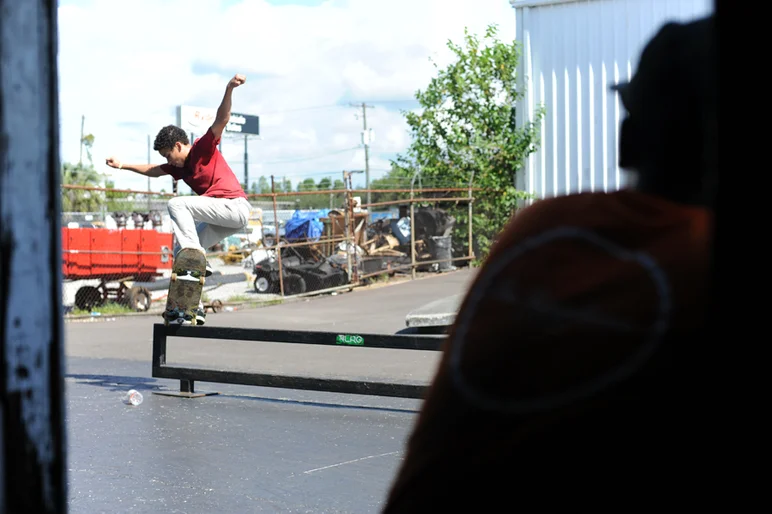<!--bts14-->

Out in the courtyard, Matt Lindo warmed up for the 16 and up division by skating the new flatbar. Matt had a tweaked out frontside nosegrind while Christian Henry-Bissett looks on.





