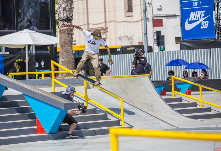 <!--17proopen-arcturo-->

Trevor	Colden - halfcab	crooked	grind.