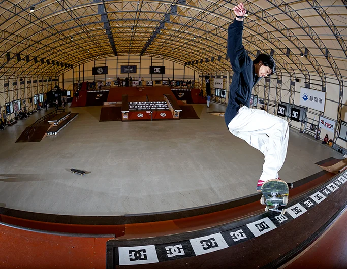 <!--daja19-chill-->

Yuto Watanabe, Low to High Frontside Nosegrind Pop-In..