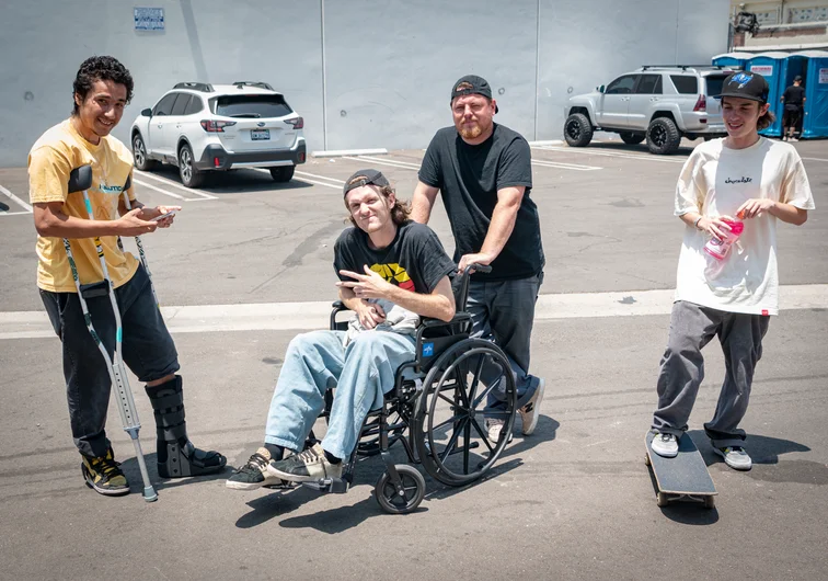 Upon arrival, greeted by wounded soldiers and their assistance; down but not
out. Heal up buddies!

<!--damnamla22finals-->