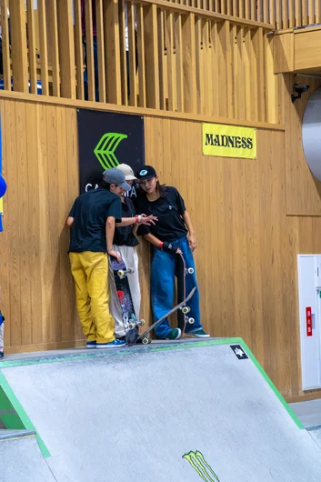 Aoi checking in with the girls to make sure they got the clip

<!--damnamjapan2022day1-->