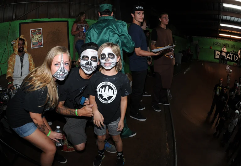 <!--hj2014-->

Here's that ghoulish family again. They won the best costumed family award and some prizes from Matix.



