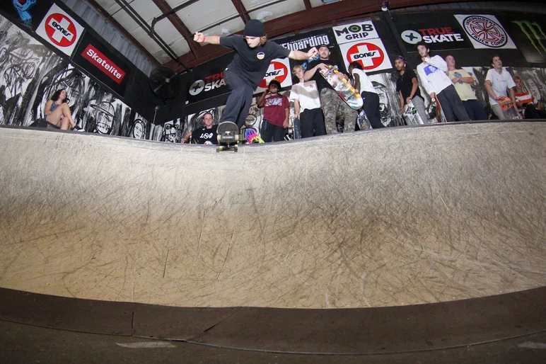 <!--sr19photos-->

Alex Hunter 1st Place 16+ Up : Back Tail thru the Corner.