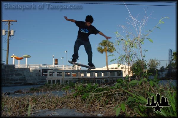 Yonnie Cruz - switch backside nosegrind