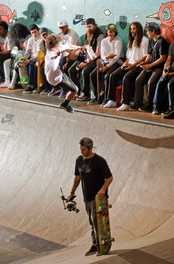 <!--pro16saturday-->

Kevin Bradley shows his Nike bros what that Boneless life is all about.