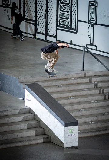 Cass Hecht gets the Scandal Best Trick Contest started with a Kickflip Grind.

<!--damnamla22qualifiers-->