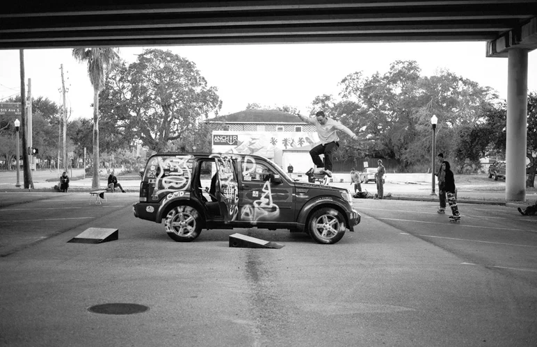 <!--veervidphotos-->
Derick : Kickflip Hoodride
