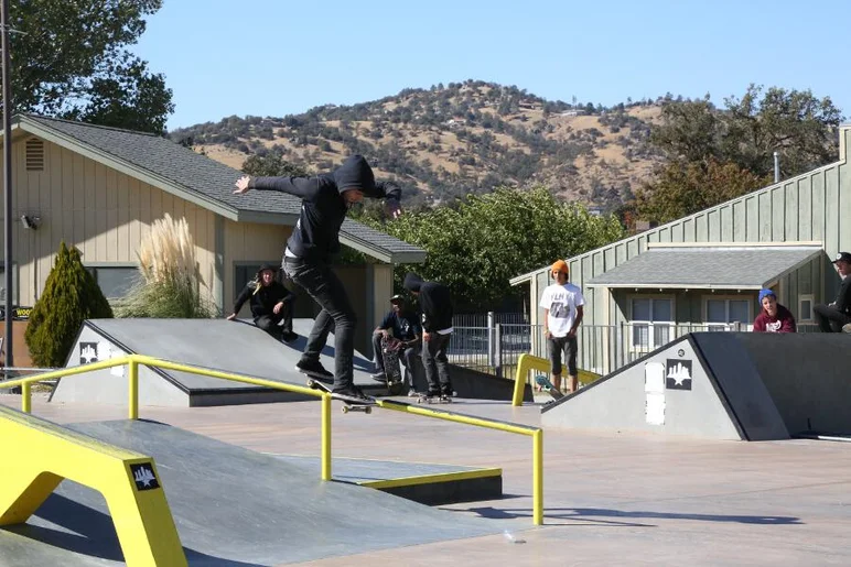 <!-- woodwardwest2013 -->

Derek Elmendorf - sick barley grind to forward