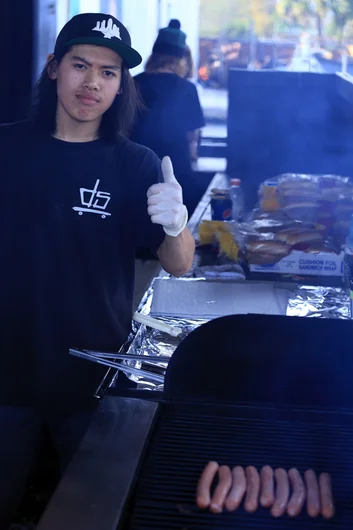 <!--coc2014-->
Yoda holding down the grill.